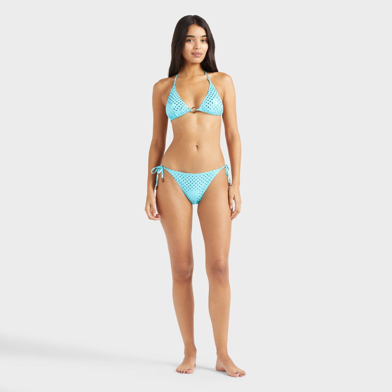 Ensemble bikini bleu orné de sequins en relief