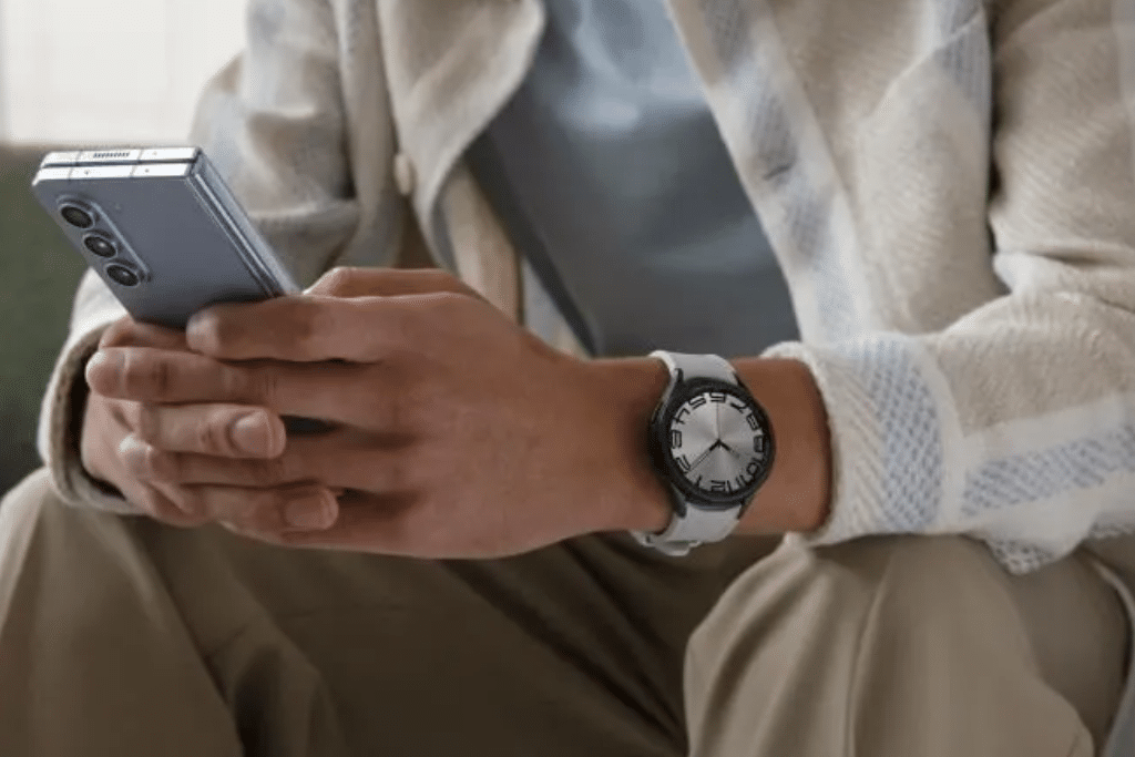 Apple Watch vs Samsung Galaxy Watch: Which Smartwatch to Buy in 2025?
