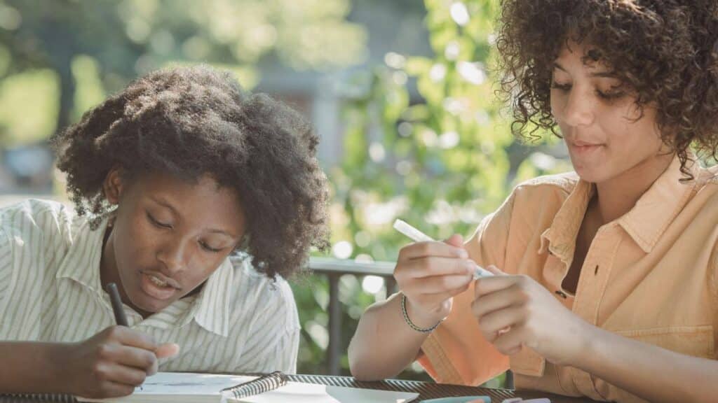 Des vacances studieuses et créatives ? Notre sélection des meilleurs cahiers de vacances 2025